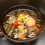 徳ㇵ本也 - ⑪蓴菜〖ジュンサイ〗(広島県黒瀬産)&フルーツ蕃加〖トマト〗&車海老、賽の目切り胡瓜&賽の目切り茗荷載せ
            宝石箱の様な鮮やかで涼しげな一品、車海老の華やかな甘みのある旨みがアクセントになっています