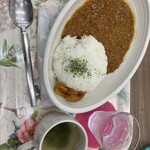 ぴあー - 香味野菜カレー。見た目は本当に普通のカレーだが、クオリティの高さにびっくり。