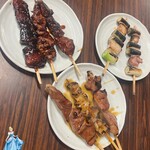 のんき屋 - 【上左】とんやき120えん)辛1本✧きもやき(120えん)辛1本✧心臓(120えん)辛1本【上右】ねぎま✧お塩2本
【下】とんやき120えん)テリ✧きもやき(120えん)テリ✧心臓(120えん)テリ1