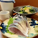 たらふくちゃん - 奥：青菜にびたし、手前：〆さば
