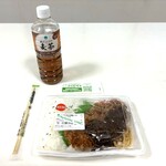 ファミリーマート - 料理写真:お弁当とお茶(お茶は別店舗で購入)