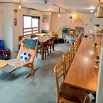 シュウマイ だお - 入り口側から見た店内。
