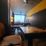 モンク - 店内は天吊りファンが設置された灰色の天井、絵画や写真が飾られた黒塗り壁、茶色の柄付きシート貼り床、アールヌーボー調ランプ&アールデコ調ランプによる間接照明、重厚な雰囲気が漂う純喫茶らしい空間