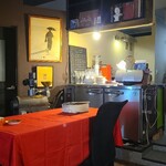 モンク - 店内はアールヌーボー調ランプ&アールデコ調ランプによる間接照明、重厚な雰囲気が漂う純喫茶
焙煎機が鎮座、BGMはクラシック合唱曲、流行りなどとは無縁の世界観です