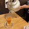 一軒め酒場 - 梅割り、焼酎注ぎ中