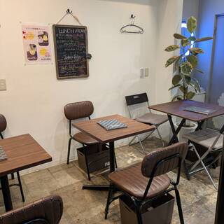おひとり様やお子様連れも歓迎◎ガラス張りのおしゃれな店内