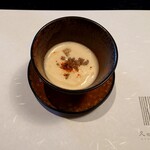 久右衛門邸 - 白アスパラガスのポタージュ（ポークが真ん中に入っています！）