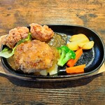 カフェ・ヴルスト - 料理写真:ハンバーグとから揚げ