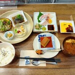 カフェウチダ - お刺身盛り定食(ご飯少なめ)にスクランブルエッグとプリン
