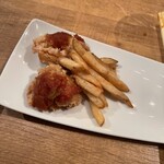 Whisky Dining WWW.W - 揚げ物2種盛り合わせ（鶏の唐揚げスパイシーサルサソース、ビアコーデットポテト）