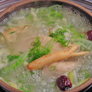 Samgyetang made in-house and packed with Chinese herbal ingredients and collagen♪