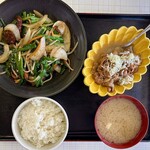 うんの食堂 - 料理写真:「レバニラ定食」@1100＋「もつ煮込み(小)」@450