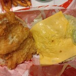ケンタッキーフライドチキン - チキン側とチーズ・レタス・アボカドフィレ側