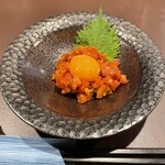 居酒屋 三つ鉢 - お通しのマグロユッケ700円