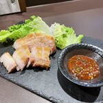 居酒屋 三つ鉢 - 十和田ガーリックポーク炭焼〜サムギョプサル風980円
