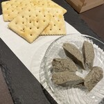 居酒屋 三つ鉢 - 自家製カニミソバターとクラッカー900円