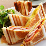 ロージーティーハウス - 表面はカリッと中はとろ～り、ジューシー。具だくさんなホットサンド。