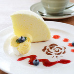ロージーティーハウス - 口の中で雪のようにとろける、ふんわりチーズケーキ。