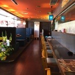 ポカラダイニング - ゆとりある店内。