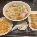 喜多方ラーメン坂内 - 料理写真:ワンタン麺大盛り　辛ネギ　５個餃子