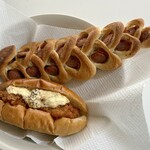 ベーカリープチ - 料理写真:フライドチキンフィレドッグとベーコンスパイシーウインナーエピ