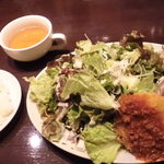 本町じょんのび - サラダランチの全景 10分違いで700円（笑