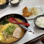 ラーメンとん太 - 料理写真:味噌バターコーンに,唐揚げのセット
