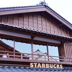 スターバックスコーヒー - 屋根の上の鬼瓦もスタバのシンボルのセイレーンに！