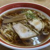 上海亭 - 中華そば。スープは鶏ガラベースのあっさりとした醤油味です。