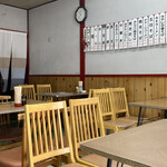 上海亭 - 店内はどこか懐かしい雰囲気に包まれており、昔ながらの町中華ならではの温かみがあります。