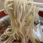 上海亭 - 麺は中細のストレート麺で柔らかめ。
