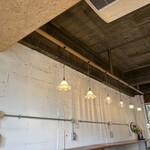 珈琲とカヌレ - ランプもかわいい、店内