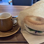 LOCOMOTION COFFEE AND BED - 料理写真:ベーグル＆ホットカフェラテ　¥1600