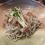 つる亀庵 - かつお節がかかった蕎麦