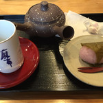 青野総本舗 - 桜餅と煎茶