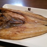 マルヤ水産 - 焼き上がったが、こんな大きな皿からもはめ出ちゃう！！