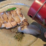 浅草 更科天狐 - 「やまつ辻田の七味」を振って