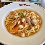ジョリーパスタ - 料理写真:魚介のフェットチーネトマトクリームソース
