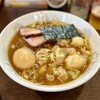 麺屋 はやしまる - 上等ラーメン。
インパクトのあるネーミングですが、肉わんたん4個、えびわんたん4個、煮玉子が乗っていて、まさに上等です。
わんたんは、皮から手作りというだけでも驚きなのに、海老と肉の２種類あるんです！