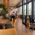 KEY'S CAFÉ - 店内は木目調を基調とした温かみのある空間です。