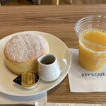 KEY'S CAFÉ - 「スフレパンケーキ」と「みかんジュース（R）」。