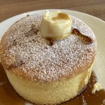 KEY'S CAFÉ - スフレパンケーキ。ふんわりとした食感ながら甘さはかなり控えめ。カステラを軽やかにしたような素朴で優しい味わいが楽しめます。