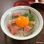 初駒 - ネギトロ丼に卵黄を移し