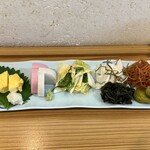 手打ちそば 根津 鷹匠 - 酒肴盛り合わせ（玉子焼・板わさ・漬物など）