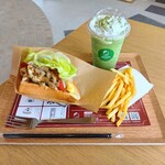 松阪よりみち珈琲 - ハニーマスタードチキン＆チーズホットサンド、フライドポテト、抹茶ホワイトチョコグラニータ