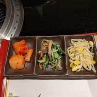 京都焼肉 すずき - キムチ、ナムル、おばんざい3種