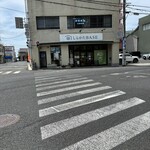 rooot - 店舗前の交差点から店舗を望む