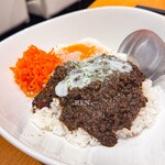 和牛と樽ワイン バレル - バレル特製キーマカレー 半熟玉子乗せ 1,045円