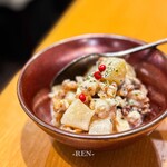 和牛と樽ワイン バレル - 桃とナッツのゴルゴンゾーラ白和え 748円