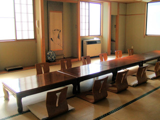 Shibaraku - 可動式の扉で ２部屋にも早変わり  それぞれ１２人まで対応 　　（二階の大広間 40人まで対応）